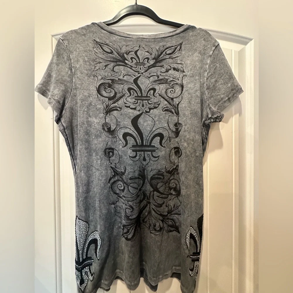 Women’s Vocal Black and Gray Fleur de lis Embellished Short Sleeve Top. Size XL. - Picture 5 of 5